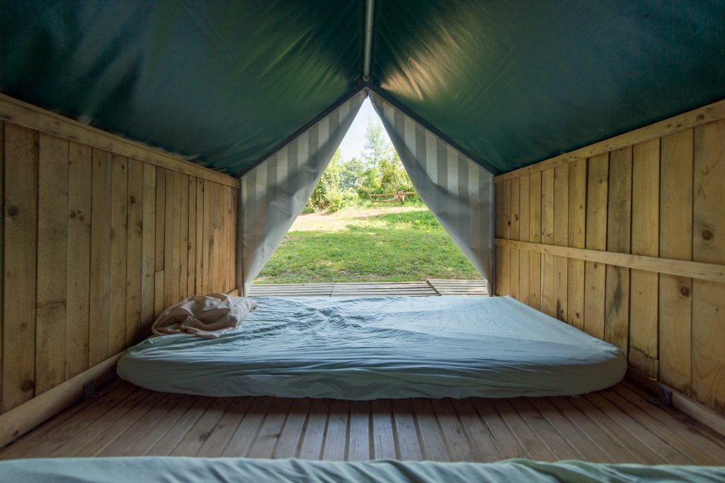 tente bois; chalet ; centre de vacances ; tarn ; classe découverte